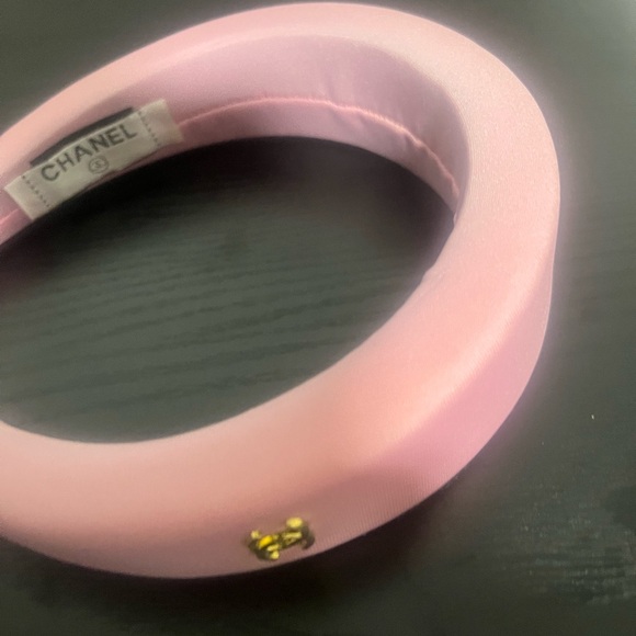 🔥Giveaway🔥 Pink Hairband with Gold Emblem - Picture 4 of 4